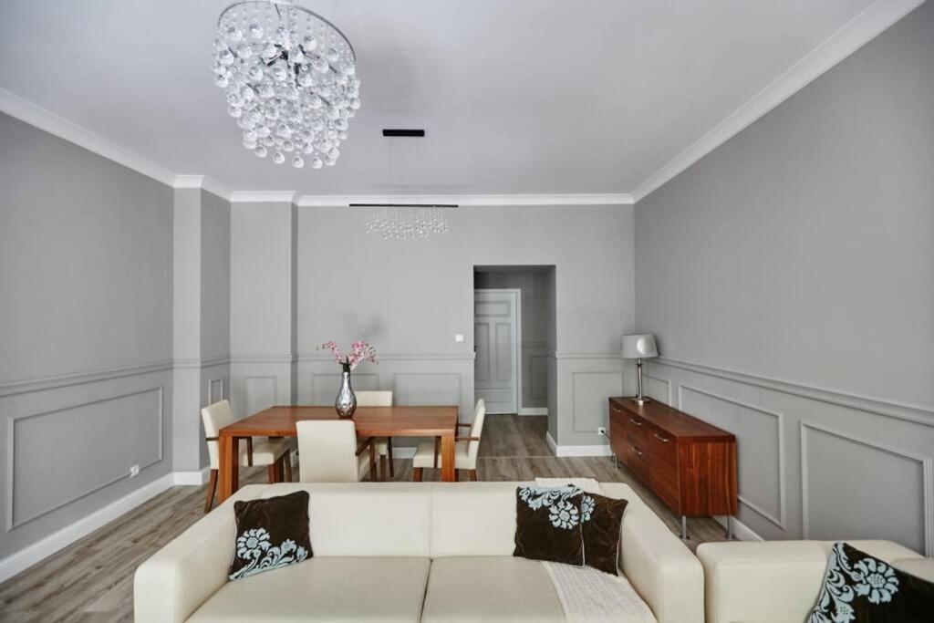 Bezowy Apartament De Lux Dla 4 Osob Chorzow Katowice Exterior foto